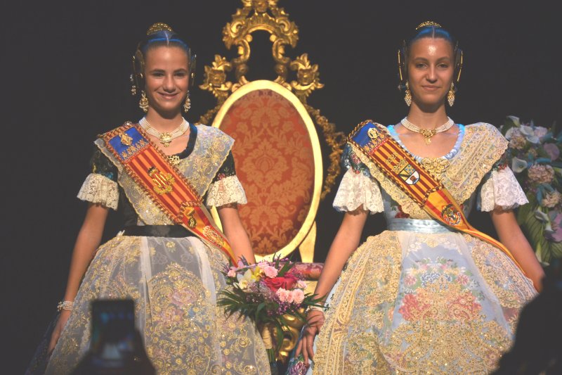 Versos de Maria Ibars y un cuento infantil acompañan a Aida Gavilà y Noa Dacosta en sus presentaciones como Falleras  Mayores  Versos de Maria Ibars y un cuento infantil acompañan a Aida Gavilà y Noa Dacosta en sus presentaciones como Falleras  Mayores