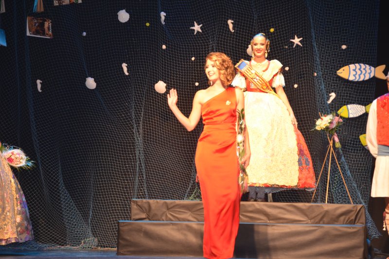 Versos de Maria Ibars y un cuento infantil acompañan a Aida Gavilà y Noa Dacosta en sus presentaciones como Falleras  Mayores  Versos de Maria Ibars y un cuento infantil acompañan a Aida Gavilà y Noa Dacosta en sus presentaciones como Falleras  Mayores