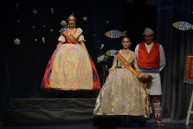 Versos de Maria Ibars y un cuento infantil acompañan a Aida Gavilà y Noa Dacosta en sus presentaciones como Falleras  Mayores  Versos de Maria Ibars y un cuento infantil acompañan a Aida Gavilà y Noa Dacosta en sus presentaciones como Falleras  Mayores