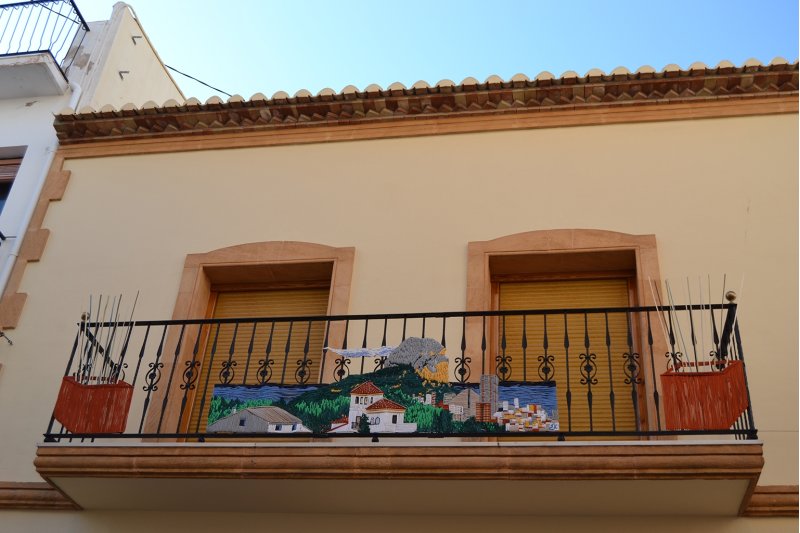 Un pueblo marinero tejido a mano gana el concurso de balcones de Calp Un pueblo marinero tejido a mano gana el concurso de balcones de Calp