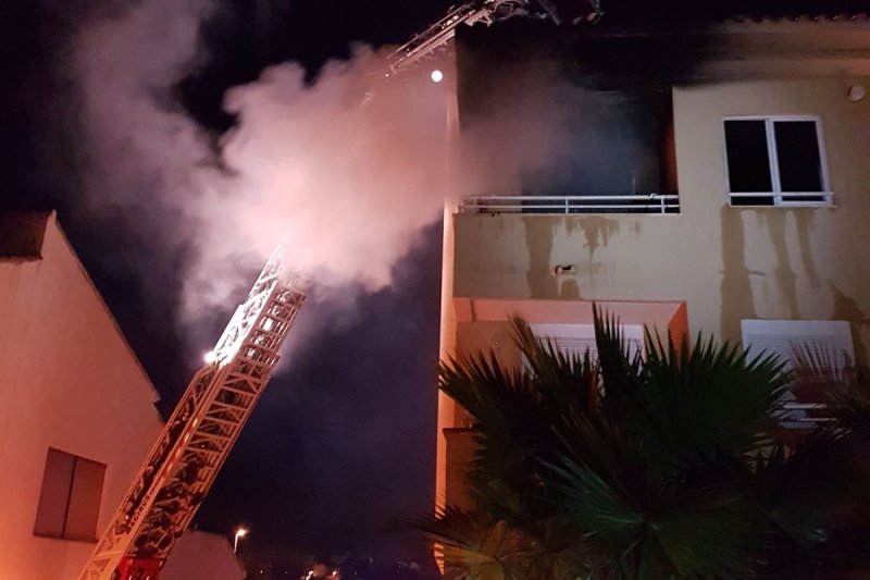 Rescatan a un matrimonio de 70 años de un incendio en su vivienda en Xàbia Rescatan a un matrimonio de 70 años de un incendio en su vivienda en Xàbia