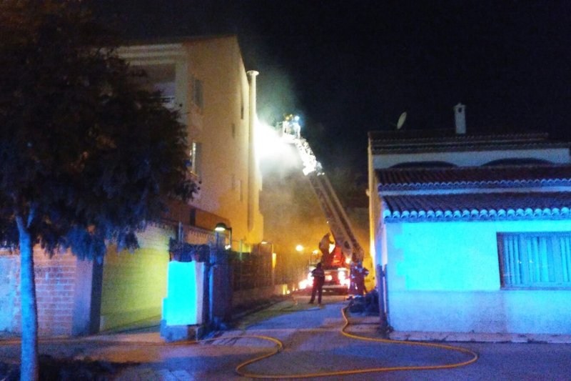 Rescatan a un matrimonio de 70 años de un incendio en su vivienda en Xàbia Rescatan a un matrimonio de 70 años de un incendio en su vivienda en Xàbia