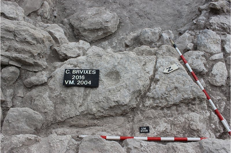 Hallan un orificio circular en la Cova de les Bruixes de Poble Nou Hallan un orificio circular en la Cova de les Bruixes de Poble Nou
