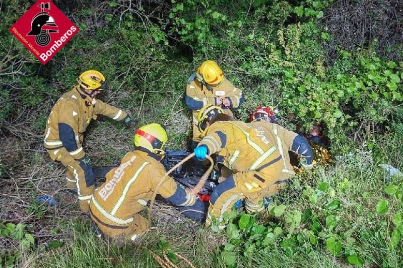 Los bomberos rescatan a un hombre herido que quedó atrapado entre unos matorrales Los bomberos rescatan a un hombre herido que quedó atrapado entre unos matorrales