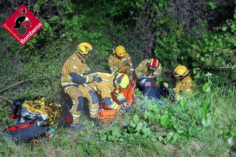 Los bomberos rescatan a un hombre herido que quedó atrapado entre unos matorrales Los bomberos rescatan a un hombre herido que quedó atrapado entre unos matorrales