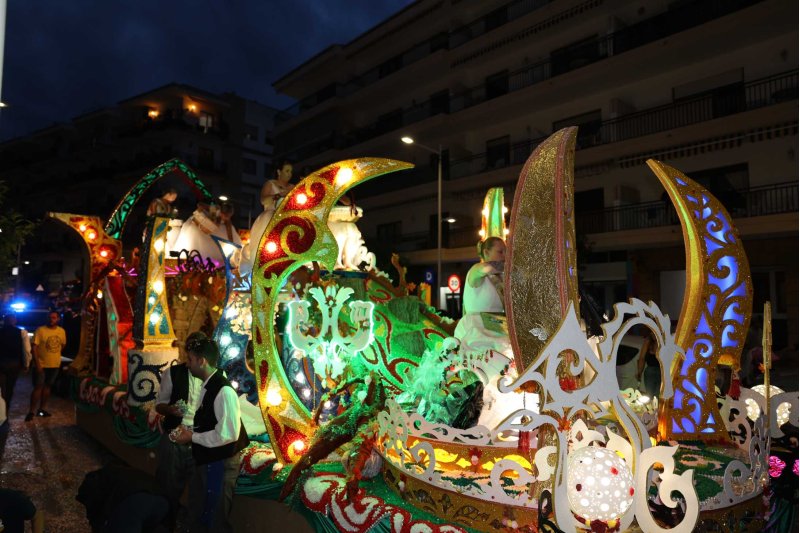 La millor GALERIA de FOTOS de les CARROSSES de DUANES de XÀBIA: entre crítiques, ironia, i molt de confeti La millor GALERIA de FOTOS de les CARROSSES de DUANES de XÀBIA: entre crítiques, ironia, i molt de confeti