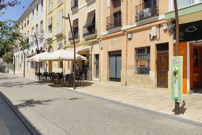 Instalan ceniceros en varias calles y en la playa de la Marineta Cassiana  Instalan ceniceros en varias calles y en la playa de la Marineta Cassiana