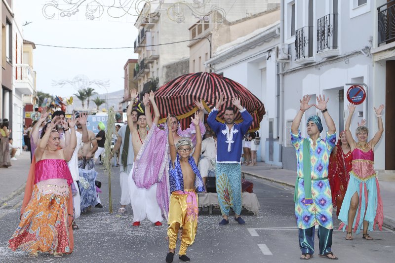 Carrosses i comparses donen la nota d’humor a les festes d’El Verger Carrosses i comparses donen la nota d’humor a les festes d’El Verger