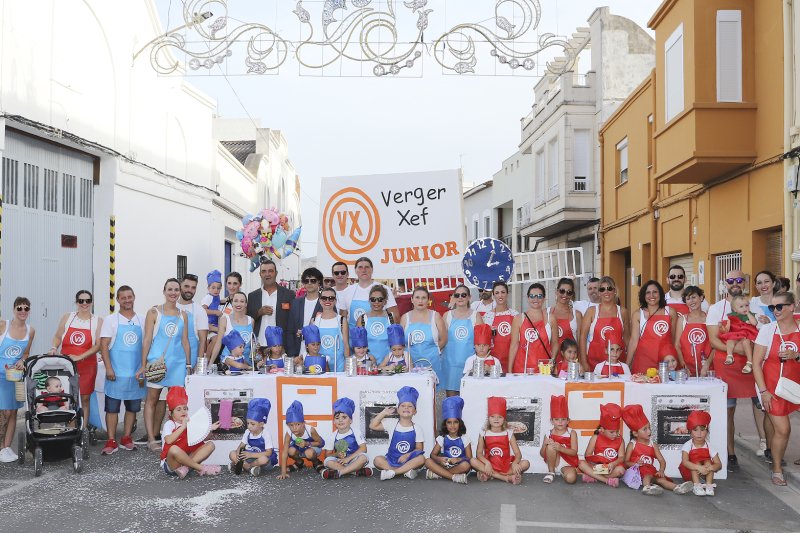 Carrosses i comparses donen la nota d’humor a les festes d’El Verger Carrosses i comparses donen la nota d’humor a les festes d’El Verger