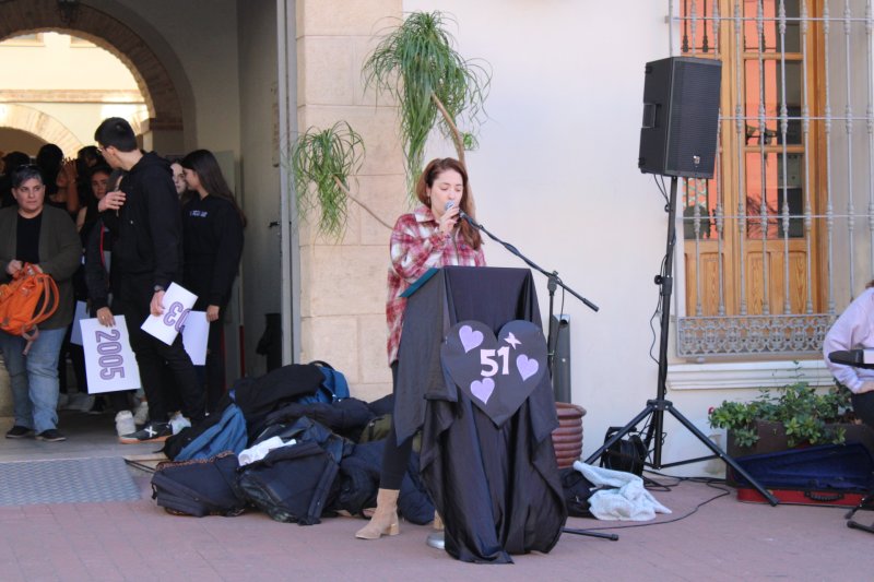 Una performance de l’alumnat de l’IES Xebic escenifica la repulsa d’Ondara a la violència contra les dones  Una performance de l’alumnat de l’IES Xebic escenifica la repulsa d’Ondara a la violència contra les dones