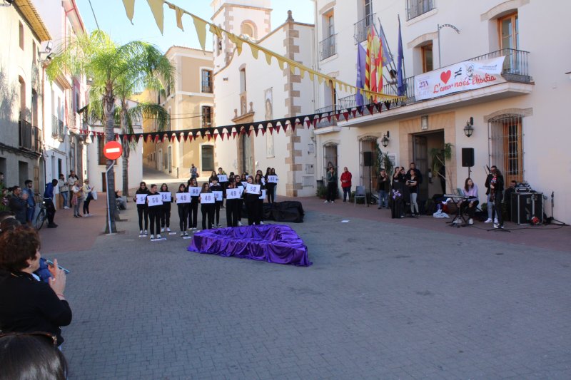 Una performance de l’alumnat de l’IES Xebic escenifica la repulsa d’Ondara a la violència contra les dones  Una performance de l’alumnat de l’IES Xebic escenifica la repulsa d’Ondara a la violència contra les dones