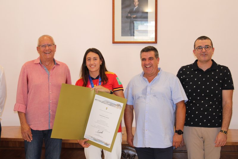 Les jugadores del primer equip femení de futbol de Dénia rebran un homenatge en el Dia de les Dones  Les jugadores del primer equip femení de futbol de Dénia rebran un homenatge en el Dia de les Dones