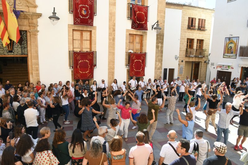 Isabel Martí y la asociación Aspanion reciben los premios 9 de Octubre Vila de XÀBIA Isabel Martí y la asociación Aspanion reciben los premios 9 de Octubre Vila de XÀBIA