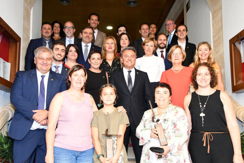 Isabel Martí y la asociación Aspanion reciben los premios 9 de Octubre Vila de XÀBIA Isabel Martí y la asociación Aspanion reciben los premios 9 de Octubre Vila de XÀBIA