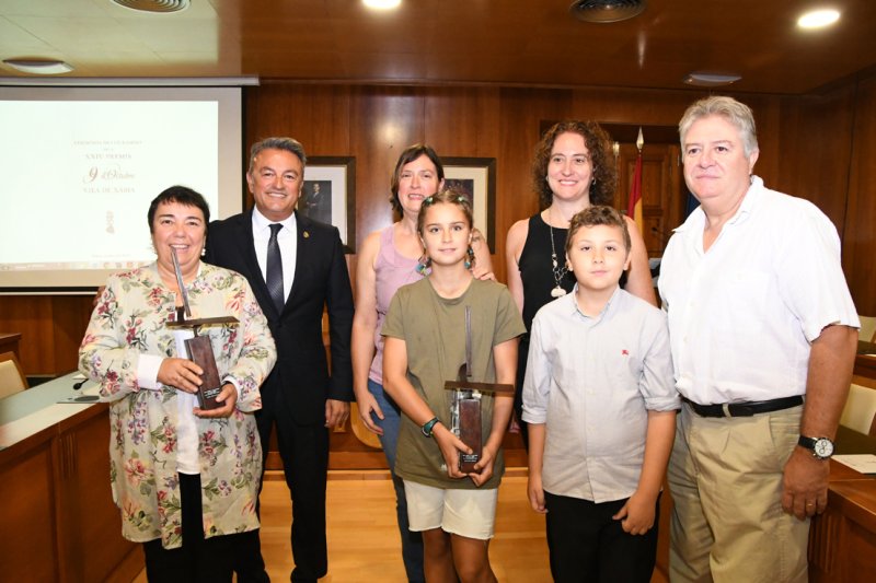 Isabel Martí y la asociación Aspanion reciben los premios 9 de Octubre Vila de XÀBIA Isabel Martí y la asociación Aspanion reciben los premios 9 de Octubre Vila de XÀBIA