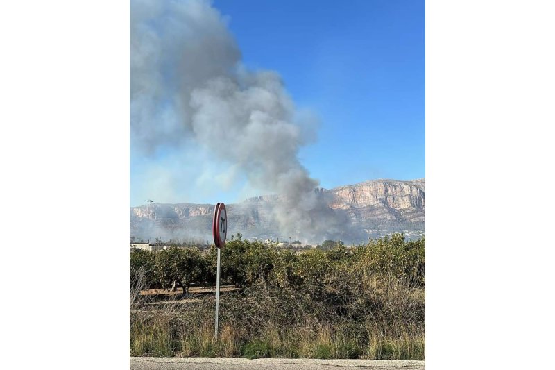 El incendio de Xàbia ha obligado a desalojar cerca de cien  personas  El incendio de Xàbia ha obligado a desalojar cerca de cien  personas