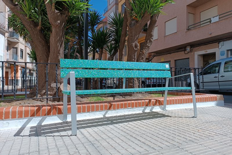 El Ayuntamiento de Pego instala seis nuevos bancos fabricados con tapones de botellas recicladas por el casco urbano El Ayuntamiento de Pego instala seis nuevos bancos fabricados con tapones de botellas recicladas por el casco urbano