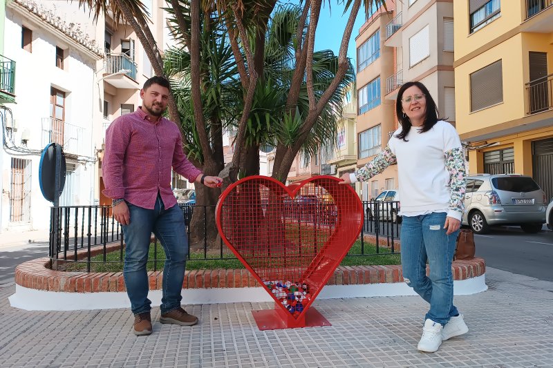 El Ayuntamiento de Pego instala seis nuevos bancos fabricados con tapones de botellas recicladas por el casco urbano El Ayuntamiento de Pego instala seis nuevos bancos fabricados con tapones de botellas recicladas por el casco urbano