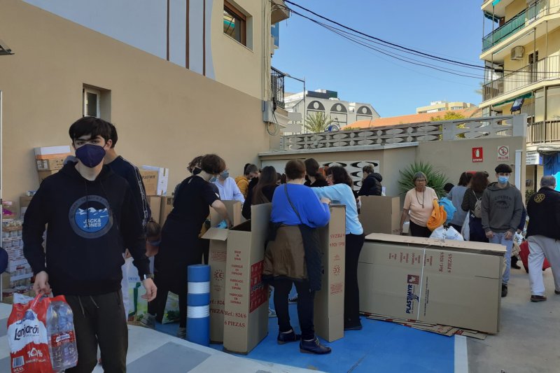 Dénia se vuelca con la campaña de recogida de ropa, comida y medicamentos para Ucrania  Dénia se vuelca con la campaña de recogida de ropa, comida y medicamentos para Ucrania