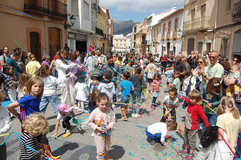 Taller musical, circ, titelles i teatre vertebren una mostra “Fora d’òrbita” que aferma a Orba com a referència de les arts escèniques a la comarca Taller musical, circ, titelles i teatre vertebren una mostra “Fora d’òrbita” que aferma a Orba com a referència de les arts escèniques a la comarca