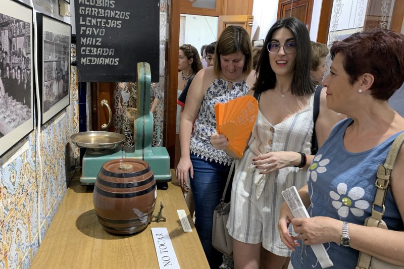 La asociación Els Pòrxens de Pedreguer dedica la muestra de Fiestas al comercio del siglo pasado La asociación Els Pòrxens de Pedreguer dedica la muestra de Fiestas al comercio del siglo pasado