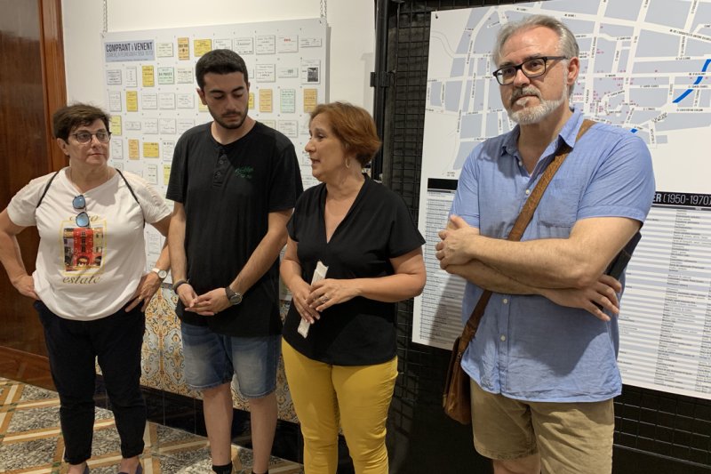 La asociación Els Pòrxens de Pedreguer dedica la muestra de Fiestas al comercio del siglo pasado La asociación Els Pòrxens de Pedreguer dedica la muestra de Fiestas al comercio del siglo pasado