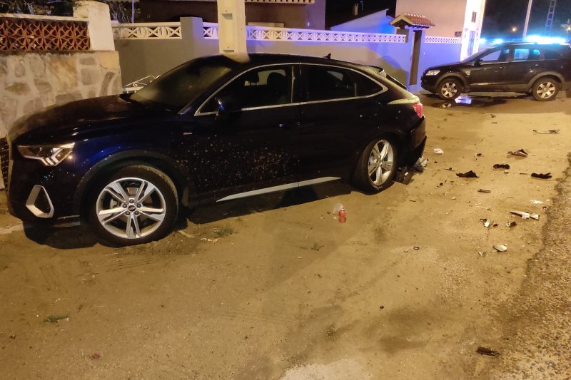 Un joven se estampa con su  moto contra unos vehículos aparcados en Dénia  Un joven se estampa con su  moto contra unos vehículos aparcados en Dénia