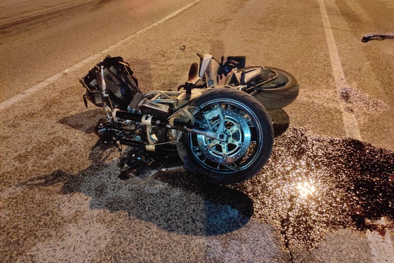 Un joven se estampa con su  moto contra unos vehículos aparcados en Dénia  Un joven se estampa con su  moto contra unos vehículos aparcados en Dénia