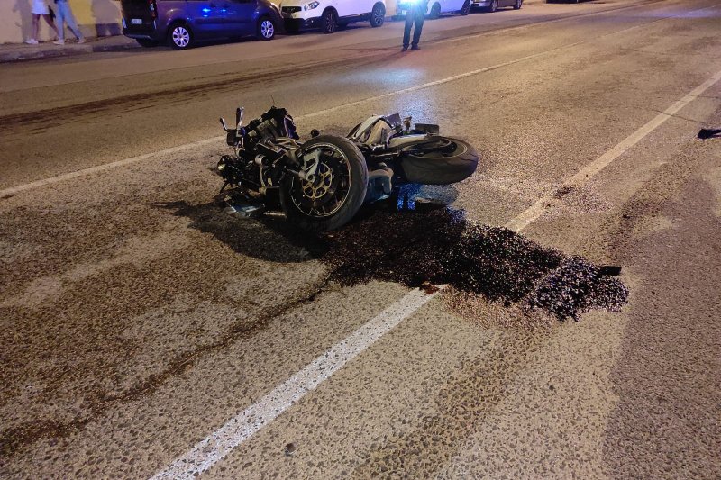 Un joven se estampa con su  moto contra unos vehículos aparcados en Dénia  Un joven se estampa con su  moto contra unos vehículos aparcados en Dénia