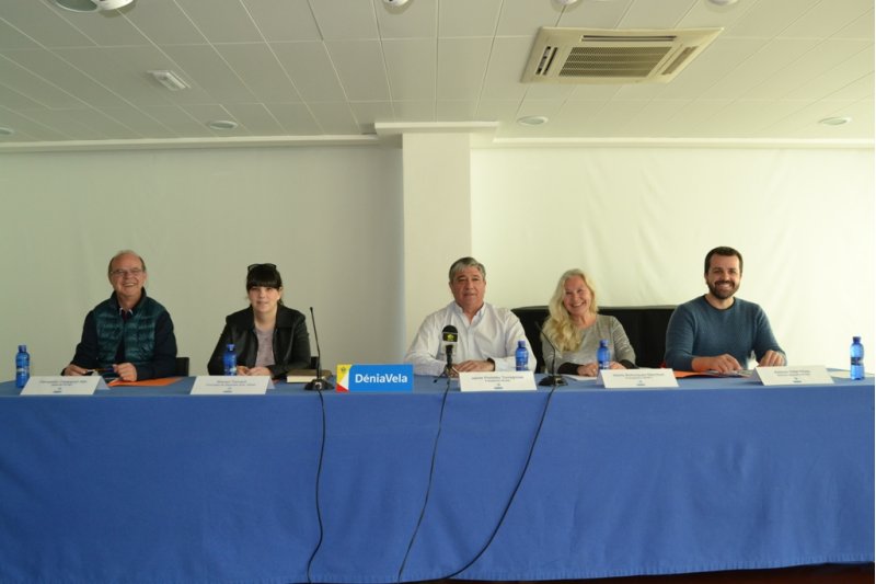 Un centenar de regatistas compiten en Dénia en las pruebas autonómicas de láser y windsurf Un centenar de regatistas compiten en Dénia en las pruebas autonómicas de láser y windsurf