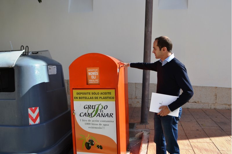 Seis nuevos contenedores permiten reciclar el aceite vegetal doméstico usado Seis nuevos contenedores permiten reciclar el aceite vegetal doméstico usado