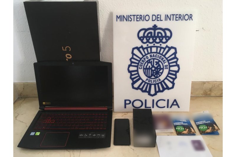 La Policía Nacional detiene a una joven de Dénia por estafas en páginas web de venta de objetos de segunda mano La Policía Nacional detiene a una joven de Dénia por estafas en páginas web de venta de objetos de segunda mano
