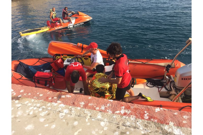 Rescatan en Xàbia a un menor herido tras saltar al mar desde las rocas en el Tangó Rescatan en Xàbia a un menor herido tras saltar al mar desde las rocas en el Tangó