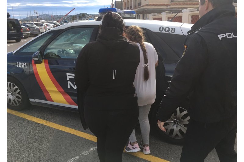 La Policía Nacional detiene a dos mujeres tras asaltar a una persona mayor para robarle el reloj en Dénia La Policía Nacional detiene a dos mujeres tras asaltar a una persona mayor para robarle el reloj en Dénia