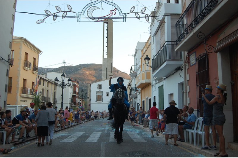 Murla retarda a agost els moros i cristians per a facilitar la participació d’algerians i americans Murla retarda a agost els moros i cristians per a facilitar la participació d’algerians i americans