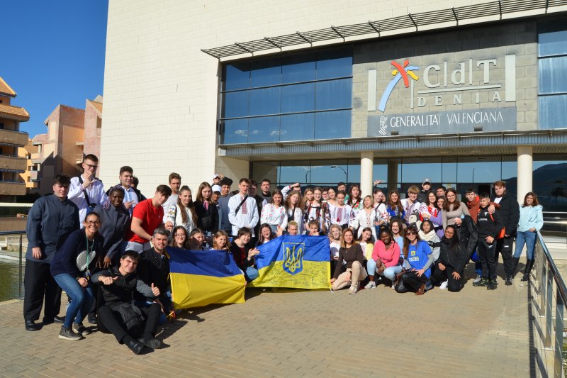 Más allá del ruido de bombas y sirenas Más allá del ruido de bombas y sirenas