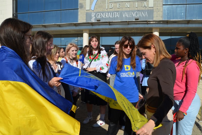Más allá del ruido de bombas y sirenas Más allá del ruido de bombas y sirenas