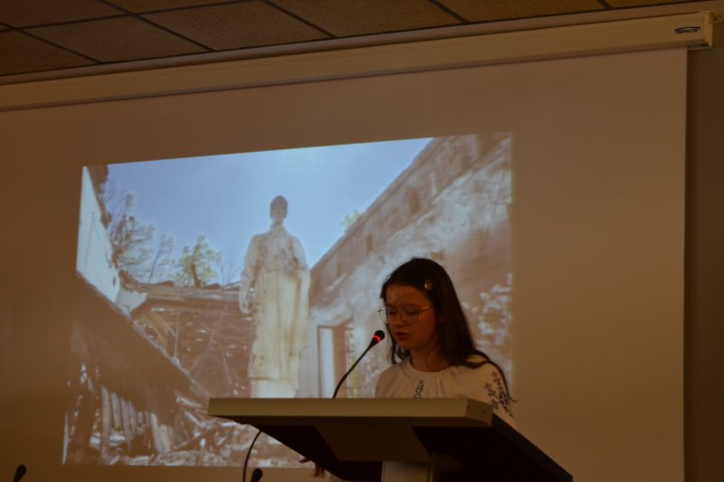 Más allá del ruido de bombas y sirenas Más allá del ruido de bombas y sirenas