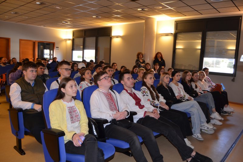 Más allá del ruido de bombas y sirenas Más allá del ruido de bombas y sirenas