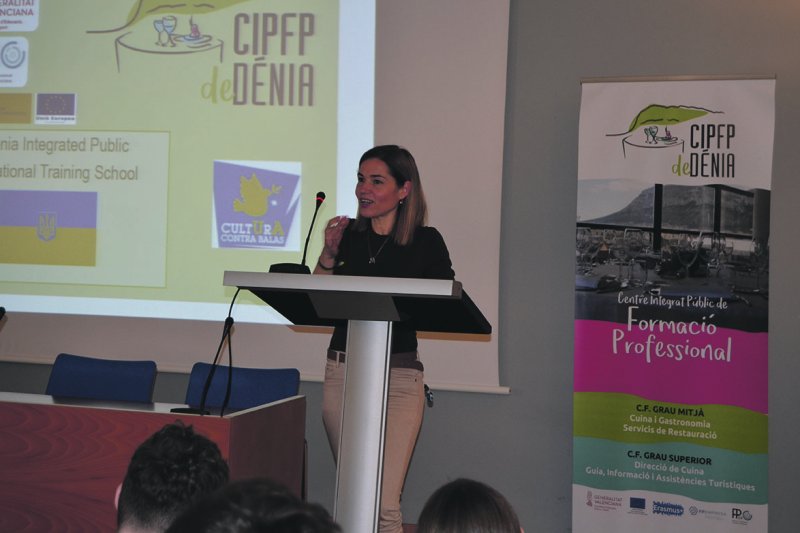 Más allá del ruido de bombas y sirenas Más allá del ruido de bombas y sirenas