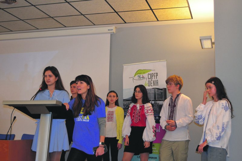 Más allá del ruido de bombas y sirenas Más allá del ruido de bombas y sirenas