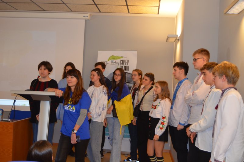 Más allá del ruido de bombas y sirenas Más allá del ruido de bombas y sirenas