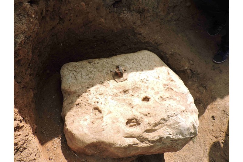 Unos trabajos de limpieza en el área arqueológica municipal del Hort de Morand sacan a la luz una inscripción romana del siglo II d.C. Unos trabajos de limpieza en el área arqueológica municipal del Hort de Morand sacan a la luz una inscripción romana del siglo II d.C.