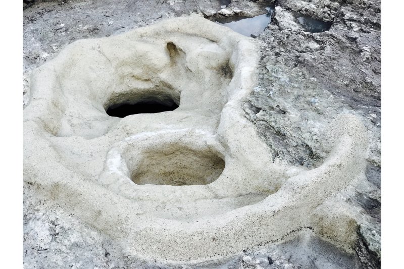 La excavación de la Cova de les Bruixes saca a la luz un silo de cereales de la alquería andalusí La excavación de la Cova de les Bruixes saca a la luz un silo de cereales de la alquería andalusí