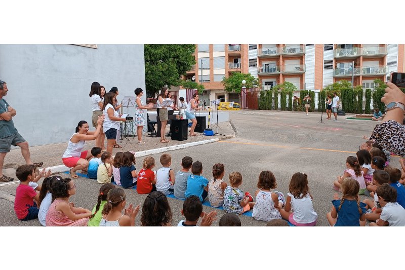 El colegio Rosalia Bondia de Pego inicia el curso con un homenaje a la labor de los bomberos durante el reciente incendio El colegio Rosalia Bondia de Pego inicia el curso con un homenaje a la labor de los bomberos durante el reciente incendio