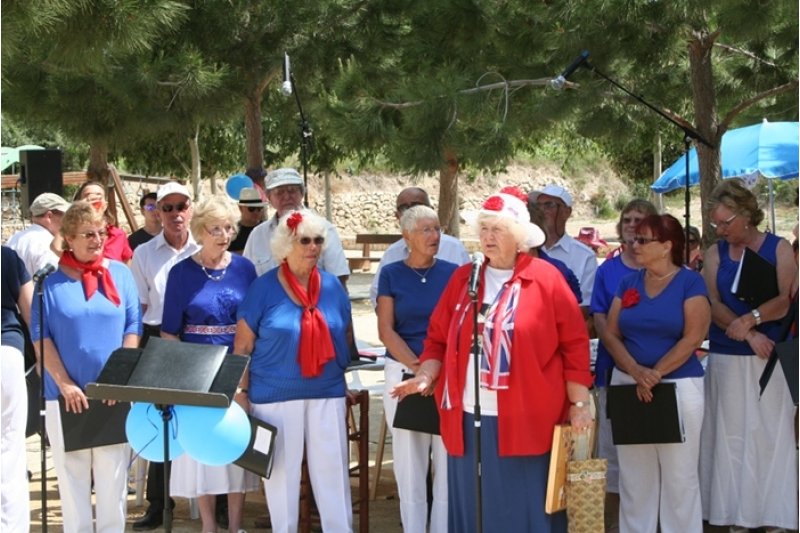 La colonia inglesa de Teulada celebra el 60 aniversario de la Reina Isabel II en el trono La colonia inglesa de Teulada celebra el 60 aniversario de la Reina Isabel II en el trono