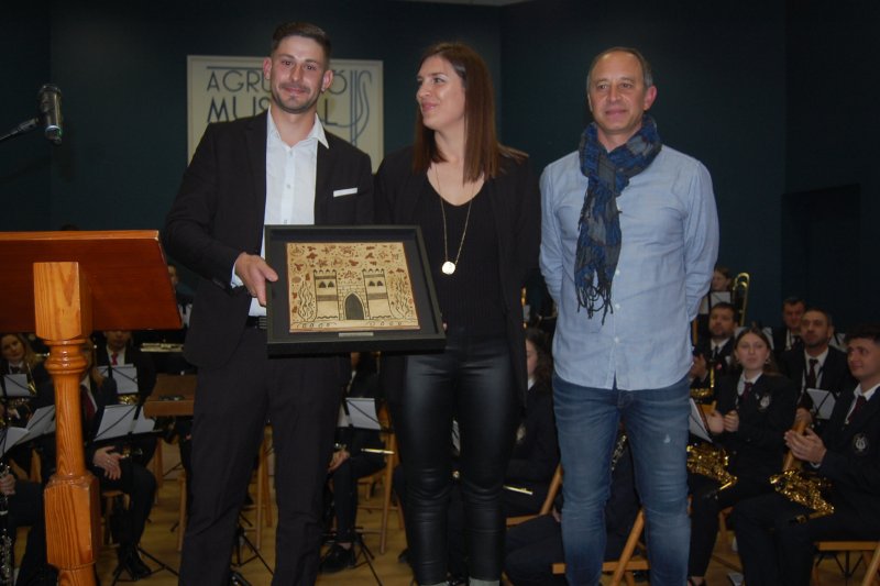 Juanjo Bolufer és presentat com a capità dels Moros i Cristians de Pego al concert de música festera del Mig Any Juanjo Bolufer és presentat com a capità dels Moros i Cristians de Pego al concert de música festera del Mig Any