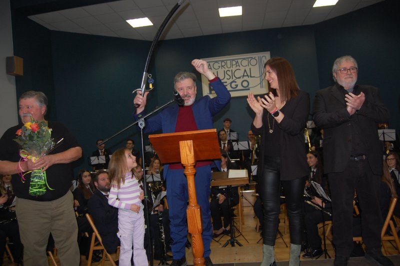 Juanjo Bolufer és presentat com a capità dels Moros i Cristians de Pego al concert de música festera del Mig Any Juanjo Bolufer és presentat com a capità dels Moros i Cristians de Pego al concert de música festera del Mig Any