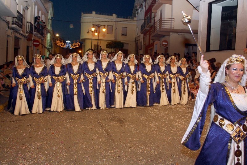 Les Conqueridores conjuren la xafogor amb un seguici de fantasia a Pego Les Conqueridores conjuren la xafogor amb un seguici de fantasia a Pego