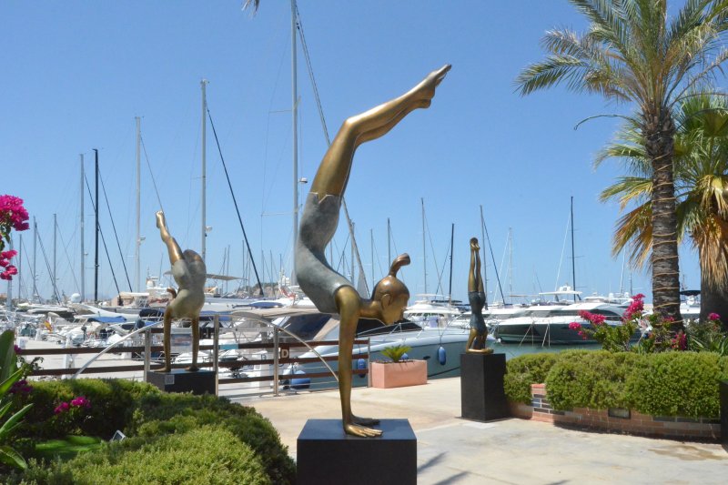 Veinticinco esculturas que invitan a reflexionar y a celebrar la vida Veinticinco esculturas que invitan a reflexionar y a celebrar la vida